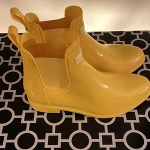 London Fog Women’s Yellow Rain Boots. Size 8 Medium
